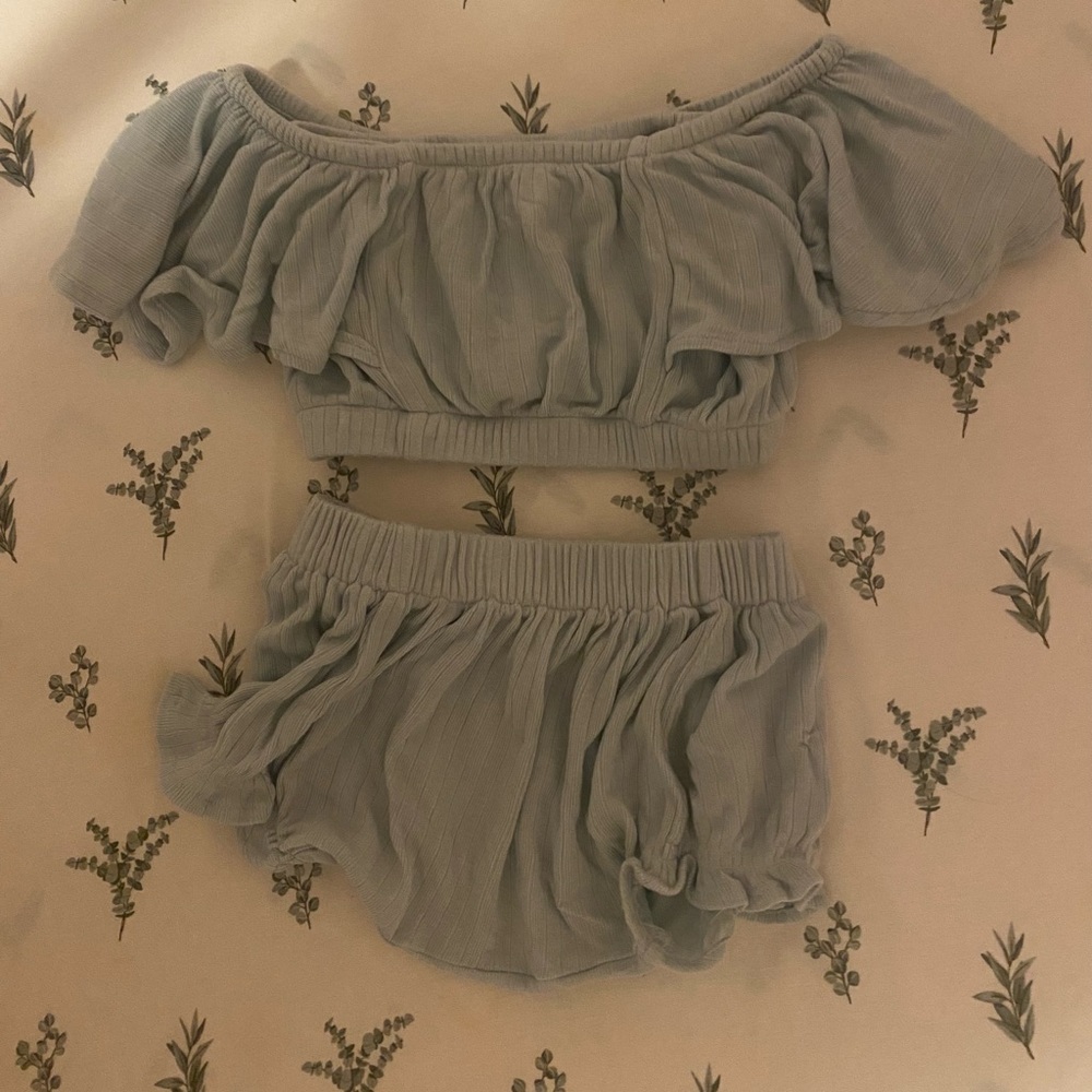 Kate Quinn two piece set
